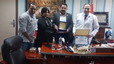 لجنة الوفد بالعجوزة تكرِّمُ العاملين بمستشفى العجوزة العام