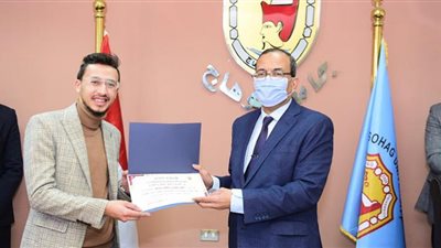 رئيس الجامعة يكرم الدكتور أحمد الجعفري والدكتور أحمد صابر تقديراً لمجهوداتهما