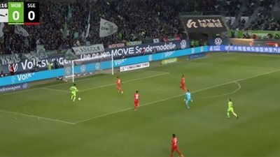 مرموش يحرز هدف التقدم لفولفسبورج أمام فرانكفورت