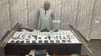 عاطل يحول منزله وكرا لتجارة السلاح والمخدرات.. والشرطة تتحرك