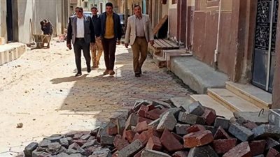 رئيس مدينة طامية بالفيوم يتفقد أعمال تركيب الإنترلوك