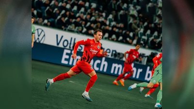 فولفسبورج يتعادل مع فرانكفورت في الدوري الألماني .. بمشاركة مرموش