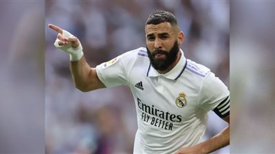 كريم بنزيما يقود هجوم ريال مدريد أمام بيتيس في الدوري الإسباني