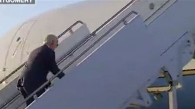 بايدن يواصل مسلسل تعثراته من سلم الطائرة (شاهد)