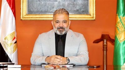 رئيس الأوبرا يفتتح معرض أطياف للفنان محمد شومان