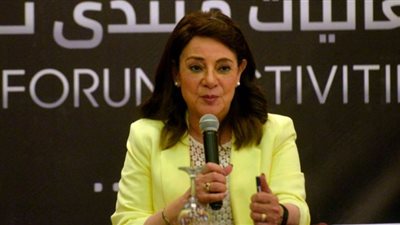 الإعلامية القديرة درية شرف الدين تروي كواليس برنامج نادي السينما