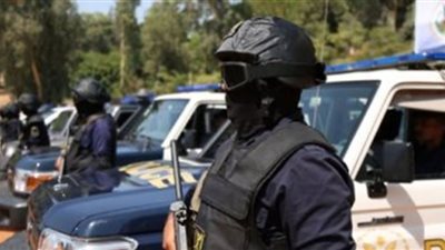 فحص أسلحة ومخدرات ضبطت بمنزل تاجر في كرداسة