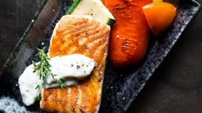 سمك مشوي بالليمون وإكليل الجبل