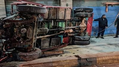 العناية الإلهية منعت كارثة.. تفاصيل سقوط سيارة نقل من أعلى المحور