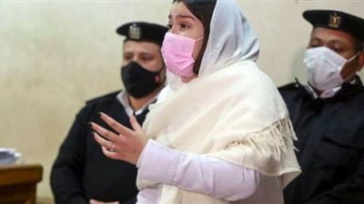 مرتدية الكمامة والزى الأبيض.. حنين حسام في قفص لاتهامها بالاتجار بالبشر