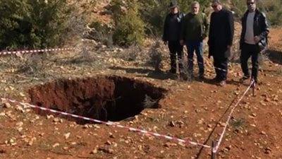 حُفر غامضة تظهر في لبنان وتركيا
