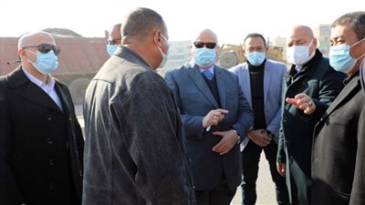 محافظ القاهرة يتفقد الحملة المشتركة لهيئة نظافة وشركة انفيروماستر بحي السلام
