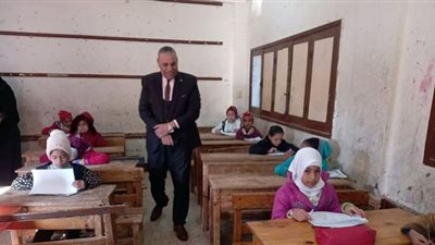 مدير تعليم المنشاه بسوهاج يتفقد امتحانات الفصل الدراسي الأول للصف الرابع الإبتدائي
