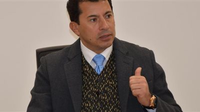 وزير الرياضة يطير للكاميرون لمؤازرة منتخب مصر في مباراته أمام السودان