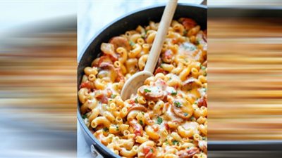 يعشقها الصغار والكبار.. طريقة تحضير مكرونة بالسوسيس اللذيذة