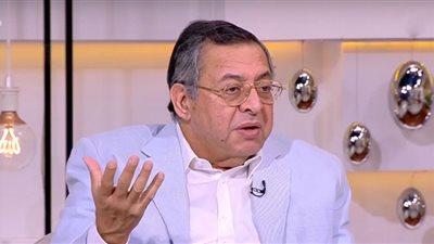 طبيب نفسي يدعو المواطنين لتطبيق تجربة تكشف أضرار الموبايل على المخ (شاهد)