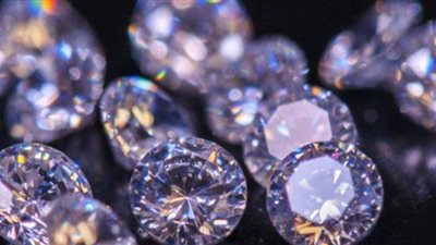 صور.. عرض أول ألماسة سوداء في العالم بمعرض في دبي