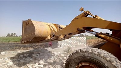 حملة لإزالة التعديات بالبناء في أبومناع غرب دشنا