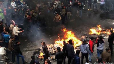 معلمون في إيران يحتجون على ما يشتبه أنه تسميم للطالبات