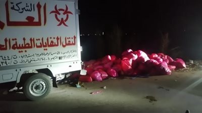 ضبط سيارة نقل تلقى مخلفات طبية خطرة على جسر النيل