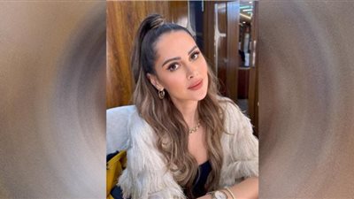 ياسمين رئيس تخطف الأضواء بالأسود وإكسسوارات ذهبية