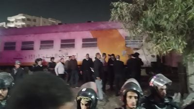 فصل عربات قطار منوف عن العربة الخارجة عن قضبان.. فيديو