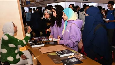 إقبال كثيف على جناح جامعة عين شمس بمعرض 