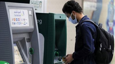 خبير مصرفي يكشف الفرق بين رسوم السحب من فيزا المشتريات والمرتب