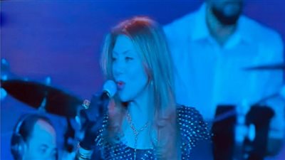 ليلة ذكريات هاني شنودة| منى عزيز بحيوية الثمانينيات في 