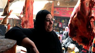 حلاقة ونجارة وجزارة.. سيدات مصريات بـ 100 رجل في يوم المرأة