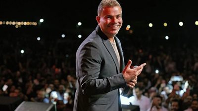 عمرو دياب يتزين بساعة ثمينة مرصعة بالألماس والأحجار الكريمة| سعر صادم