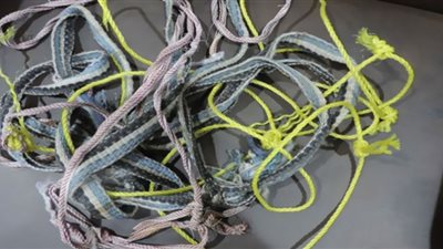 4 أشخاص يعالجون 300 مدمن مخدرات بالضرب