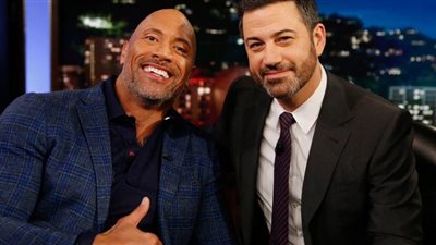 مذيع شهير يستعد لتقديم الأوسكار ويخشى صفعة مؤلمة من الروك