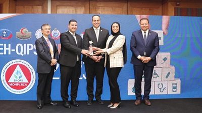 السفير الياباني بالقاهرة يكرِّمُ مدير مستشفى أبوخليفة الدَّولي بالإسماعيلية