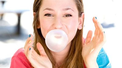 ابتلاع العلكة يؤدي إلى انسداد بالجهاز الهضمي (فيديو)