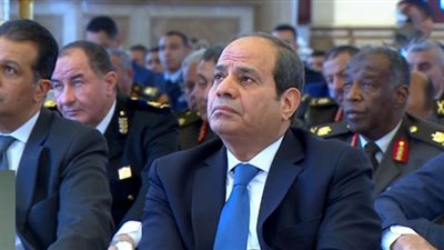 السيسي يؤدي صلاة الجمعة بمسجد المشير بمناسبة يوم الشهيد