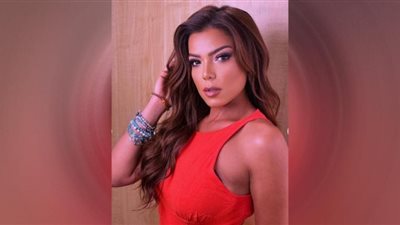 ناهد السباعي ساحرة بفستان مثير أمام البحر (فيديو)