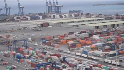 سجاد ومواد غذائية.. مزاد علني بميناء جدة