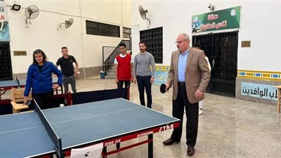 رئيس جامعة القناة يلعب مباراة ودية مع نائبه في افنتاح دوري تنس الطاولة