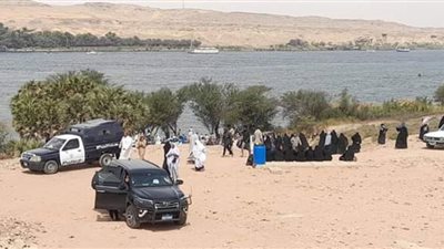 أسوان: القوات المسلحة توافق على توجيه وحدات لإنتشال جثماين ضحايا غرق مركب بالنيل
