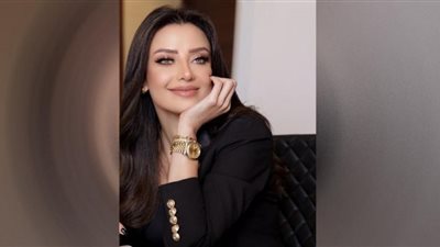 رضوى الشربيني تخطف الأنظار بالمخمل الأسود