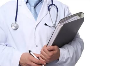 معاناة الأطباء.. تراخيص العيادات شبح كبير