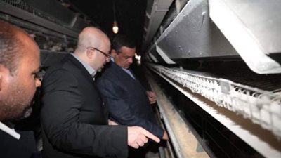 وزير التنمية المحلية ومحافظ بني سويف يتفقدان مشروعات الدواجن شرق النيل