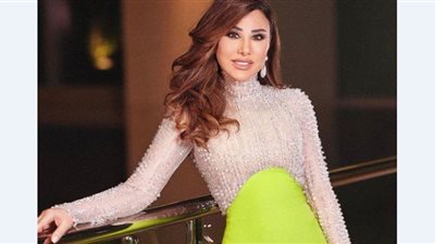 نجوى كرم تسحر العيون بالأسود المخملي والفستقي المنفوخ (صور)