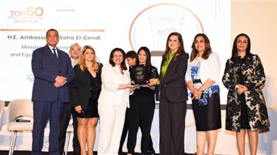 قمة المرأة المصرية تكرم وزيرة الهجرة وتمنحها جائزة الخمسين سيدة الأكثر تأثيرًا
