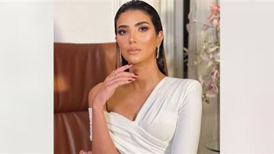 ريم سامي تعكس سحر ملامحها بألوان النود