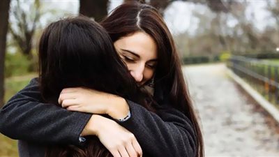 مصرية تحتفل بعيد ميلاد زميلتها أونلاين.. وفاء الصداقة يجمع الشتيتتين بعد 20 عامًا