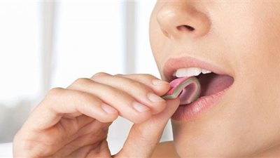 ماذا يحدث لمعدتك عند ابتلاع العلكة