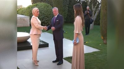 ملك الأردن وزوجته يستقبلان قرينة السيسي في حفل زفاف الأميرة إيمان (فيديو)