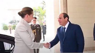لحظة استقبال السيسي لرئيسة وزراء الدنمارك بقصر الاتحادية (شاهد)
